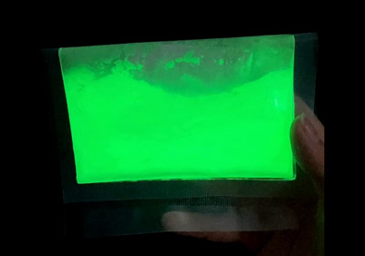 Что следует учитывать при использовании светящегося порошка на открытом воздухе?